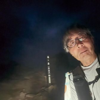 安全コースで星生山に向かっていたら日が暮れてきて…
おまけに強風とガスの二重攻撃に遭い「これはまずいな」と思いましたが、残り2座で撤退はできません
下山に際し、キャップなしでヘッデンを装着しましたがガスで視界ほとんどなし
最後の扇ヶ鼻は「気持ちの良い登山道」という印象を持っていたのですが、視界がほぼなくロープ沿いに歩いてコースアウトし…
地図アプリだけを頼りに進みました
※風で飛ぶのでキャップは脱いでいます