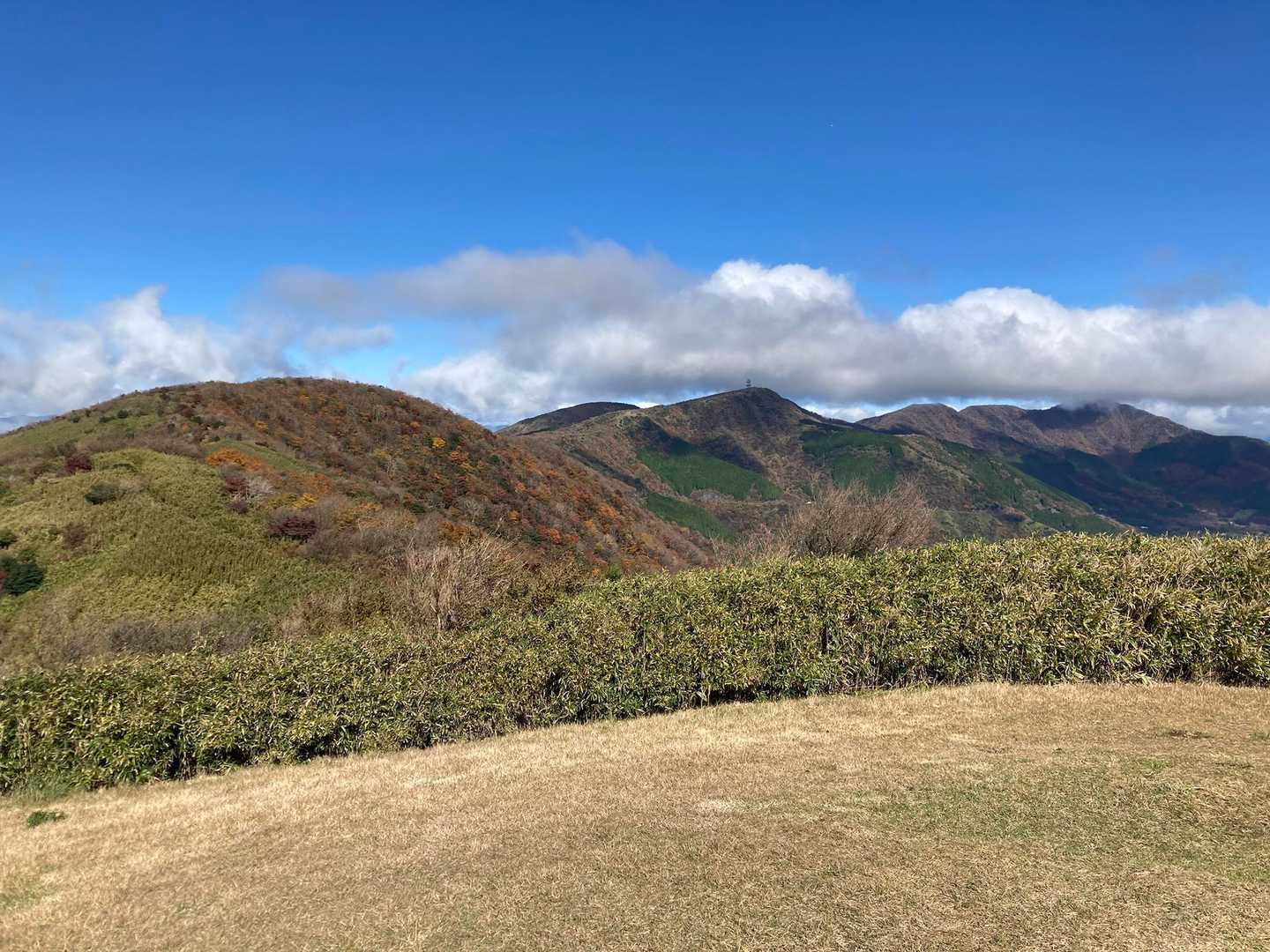 外輪山　晴れて暖かくのんびりしたいところですが、先に進まねば