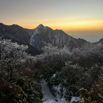 正面の朝日岳へ、日の出間に合わなそう