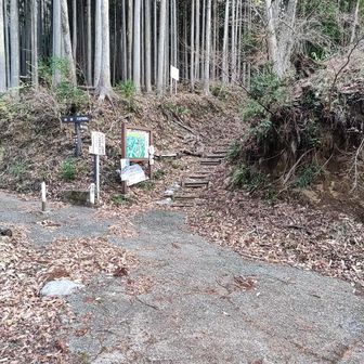 登山口に到着です。ここでもう汗かいているので、上着を脱いで、ストックを組み立てます。

途中、お年を召した登山の方を一人追い抜きましたね。