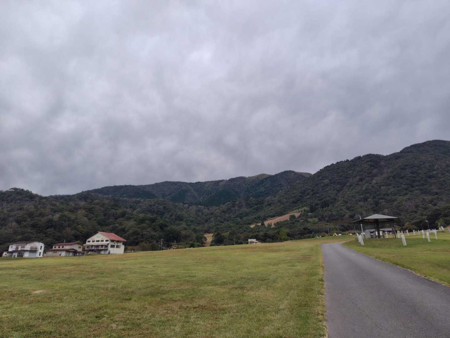 駐車場からはキャンプ場⛺️の横を通り抜け登山口へ🚶

優雅で良いなぁ✨とか思いながら歩く