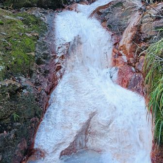 白い沢
温泉成分♨️がスゴイ
(沢水多く、熱くはないです)
