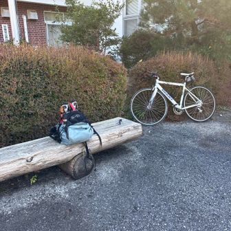 デポジットした自転車に到着。ここで暖かい食事を取って、西登山口までチャリで戻ります
