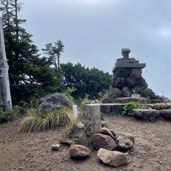 少しは何か見えるようになったかなと山頂に戻ってみました。