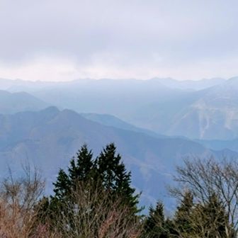 武甲山と横瀬二子山（丸山から）