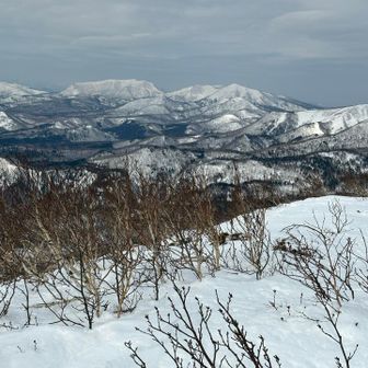 山頂から標津岳、サマッケヌプリ方面。