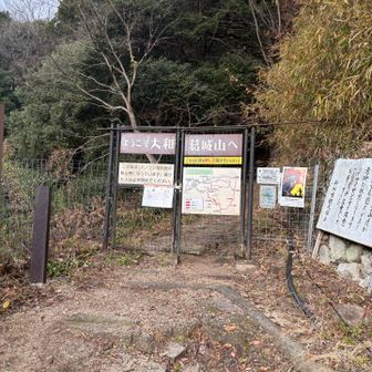 登山口。鹿よけの柵を越えます