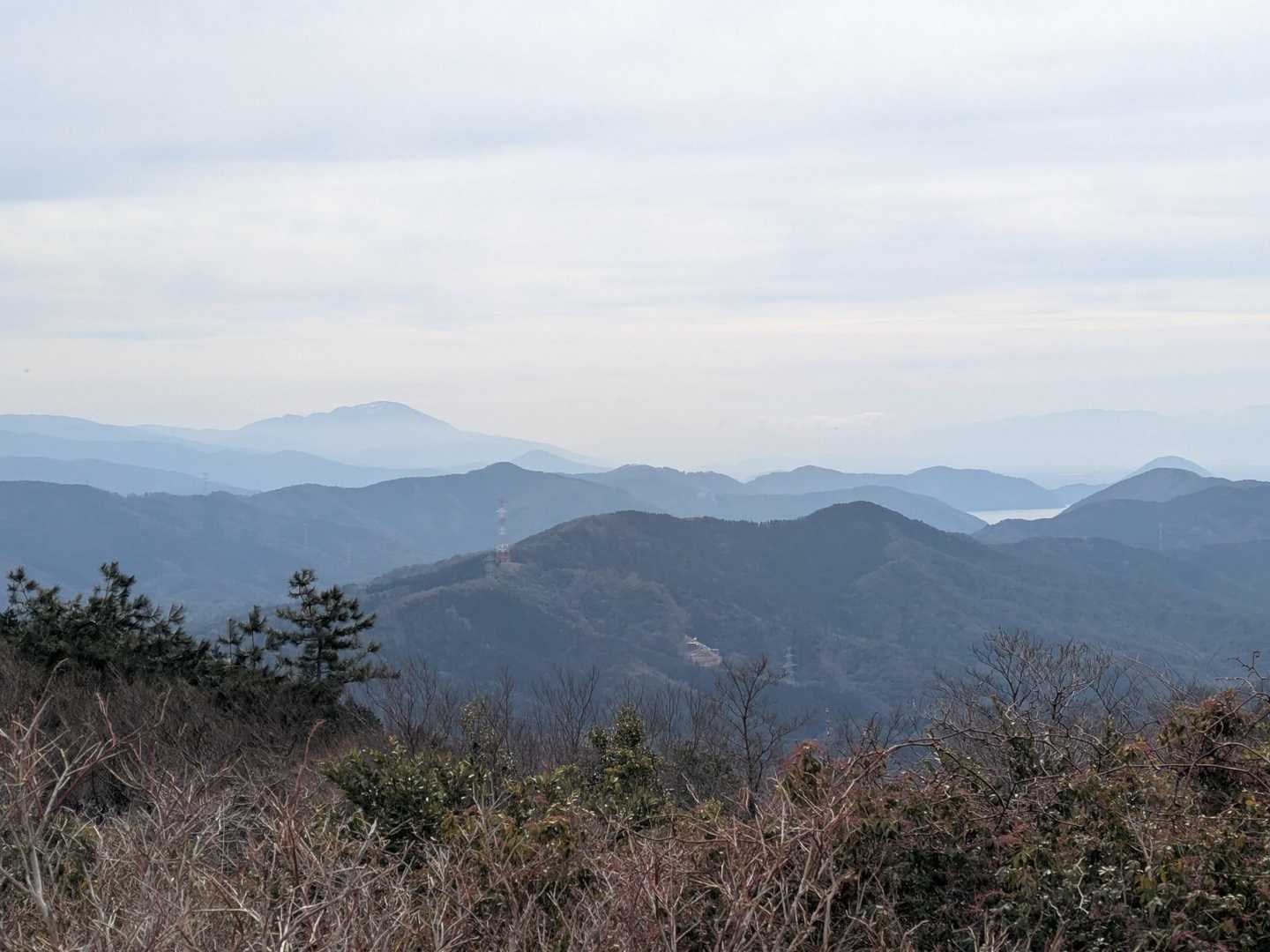 伊吹山も見えています🙂
霊仙山や、御池岳も👍