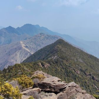 権現越の奥には権現山、エビラ山、二ツ岳など土居町の山々が連なる。