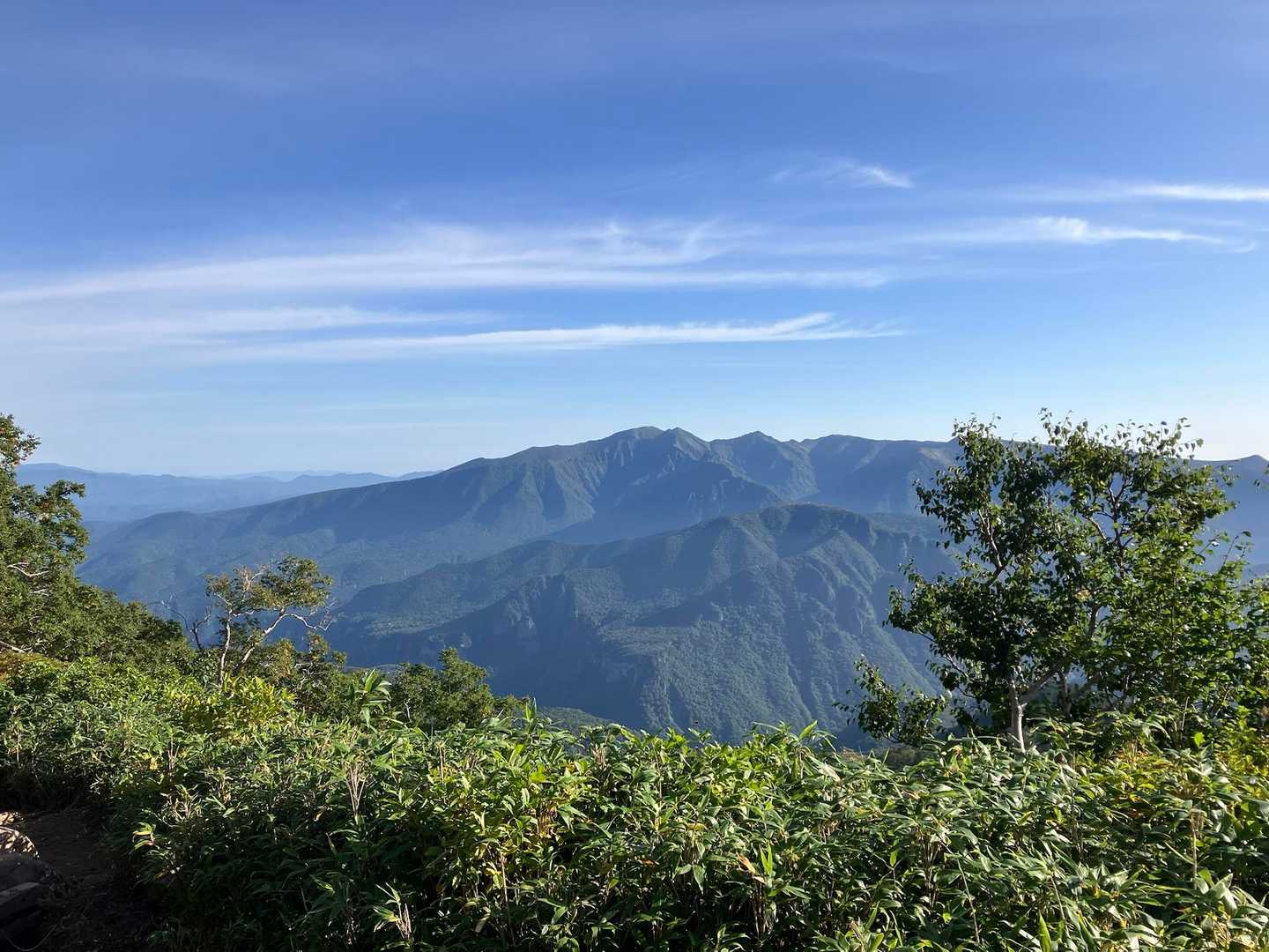 登り始めると向かい側にニセイカウシュッペ方面の山々が美しい姿を見せます✨
