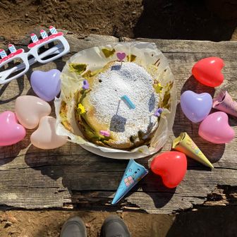 なんか変だったの。笑
オサワとしもむーさんがコソコソ…

オサワとNAOさんでなにかしだし、

それを見えないように目の前に来たしもむー氏
謎の筋肉談がはじまり💪🏻
なぜいま筋肉の話をしてるのかな🤣？と思ってたら…

↑抹茶チーズケーキを持ったオサワが登場🥺✨✨✨✨