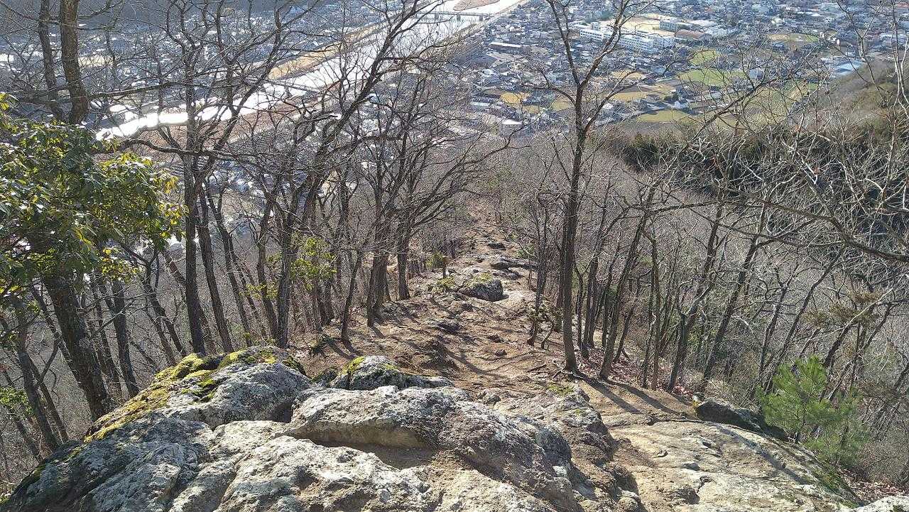 岩場は転ばないように注意