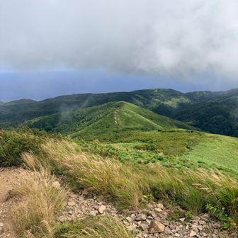 時々ガスが晴れて自分が歩いてきた道を見返すことができました