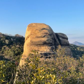 ニコニコ岩。角度を変えて。