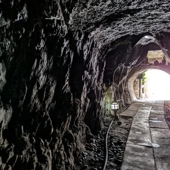 福徳弁財天（弁天洞）、江の島の岩屋につながっているという言い伝えがあるようです。