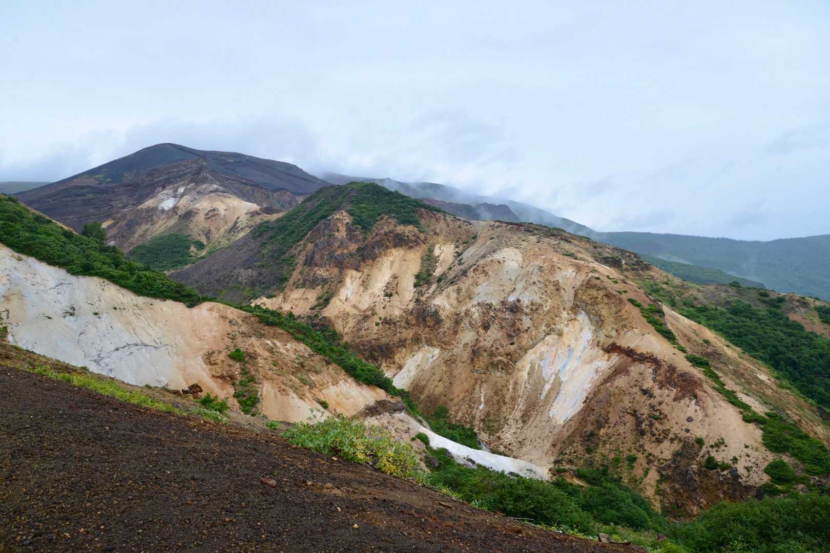 残雪かと見まごうような生々しい山肌…数万年、数十万年周期の火山活動周期に気が遠くなります