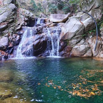 登山道を外れたら　こんな風情ある滝が目の前に🥹
…人生と同じで道を踏み外れたからこそ出会える素敵な経験や場面に遭遇しますよね✨️
　人生に無駄も失敗もありえない🖐️