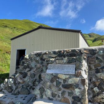 雪倉岳避難小屋