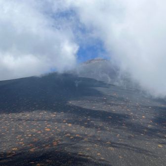 サービスタイム到来。
雲が晴れ、山頂部を一瞬見せてくれる。
以降、見えたり･隠れたりの繰り返し。