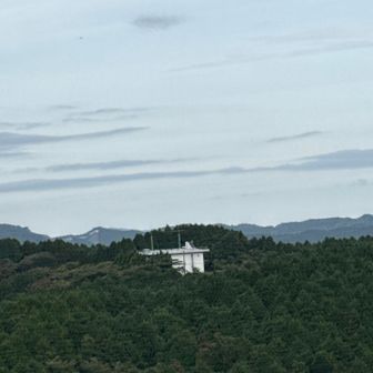 基山から北西方面の山中にある白い建物はAIで調べたところ
　国土交通省九州地方整備局の「山口無線中継所」
ではないかと思われます。
追記
　上記の件、国交省ではなく
　　「NTTドコモビジネスの筑紫大谷無線中継所で
　はないでしようか」
　旨の教示を戴きましたので参考までに。