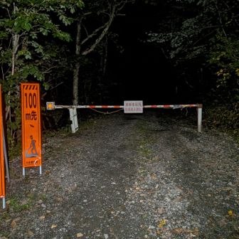 三股第一駐車場に何とか停められて(午後9時30分着)車中泊。
朝、気温16℃ほど。
出発前に、第一駐車場に停められなくて第二駐車場に引き返す車、何台もあり。
　
坂で傾いている為なのか、車中泊して起きたら右足の腸脛靭帯が張っている。