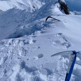 3日目。俎嵓山頂。
※1時間ほど滞在。神奈川から来られた方(楽しいお話ありがとうございました!)と、そしてmottchiさんたちと話し込んでしまって···