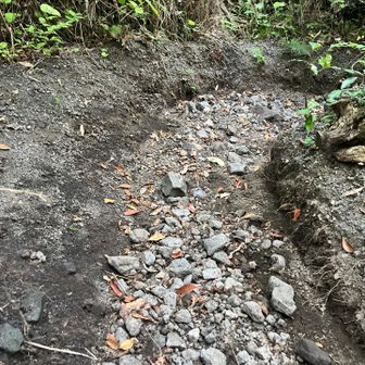 ザレ場からガレ場に変わる所です