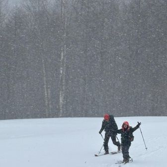 またまた小屋の窓から「おかえりー」って迎えてくれました☺️
朝ごはんがまだということで、それまで少し登って滑ってきます⛷