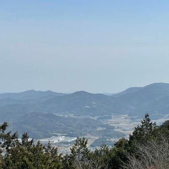 中央城山左の鞍部に富士山が見えればラッキー。右に富幕山。