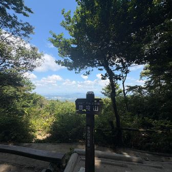 途中スライドした登山者さんと
山の話をしながら山頂に着きました

いつものベンチに座れた
景色を見ながらランチ

滝めぐりに行きます