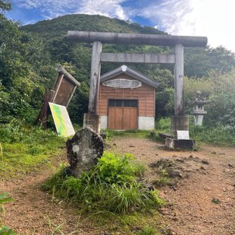 三国権現と鳥居から三国山。
群馬赤城、信濃諏訪、越後弥彦の三明神