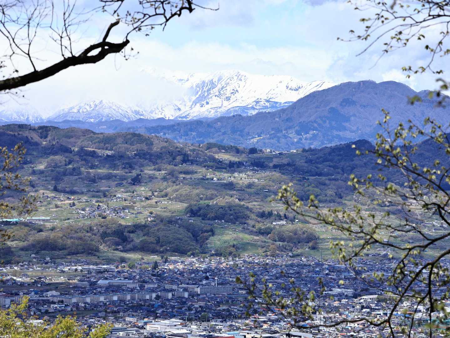 やっぱり白馬岳、小蓮華山あたりだと思う。右の黒いのは虫倉山？🤔