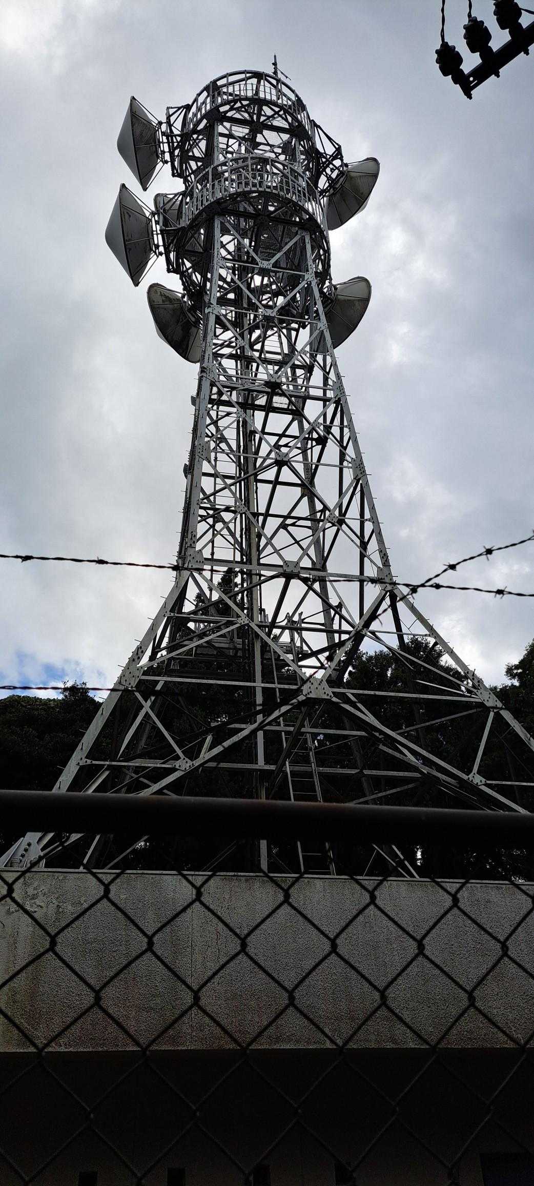 九州電力湯川山無線中継所アンテナ　
