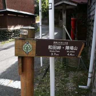 ここを左に曲がるとバス停