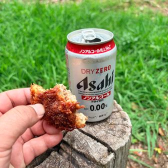 暑い💦、yoshiさんと冷えたノンアルで乾杯🍻
神田ＰＡで買ったメンチカツを半分っこしてアテにします😋