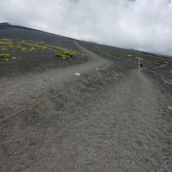 砂礫の道をひたすら進んでいきます