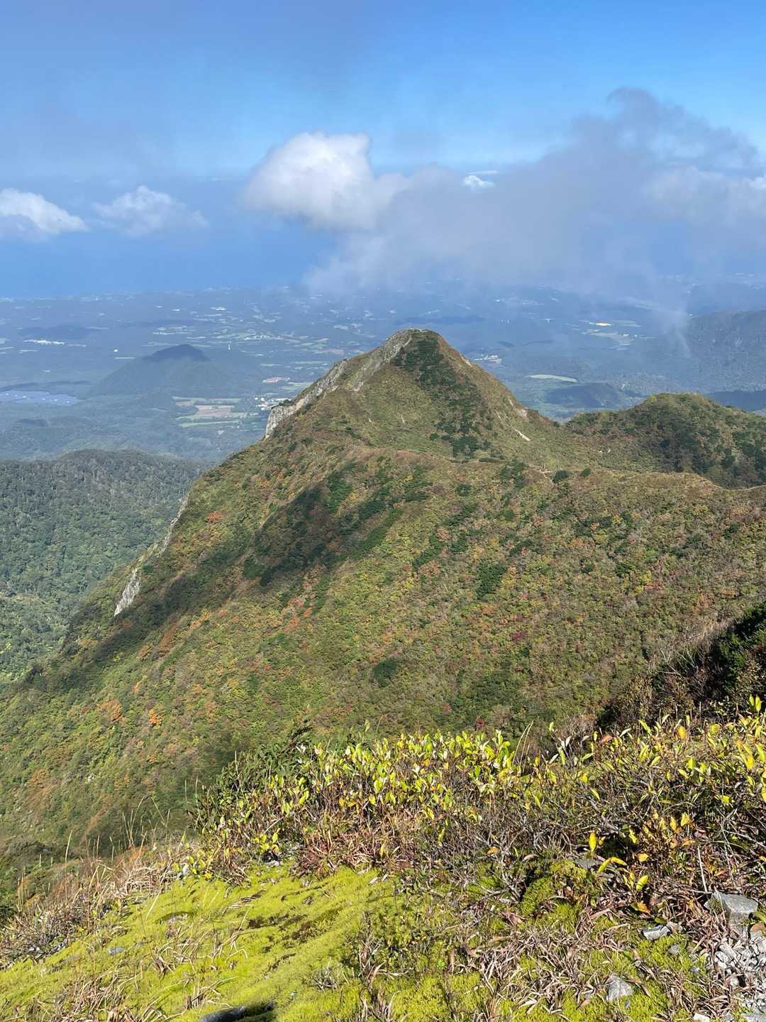 正面に三鈷峰