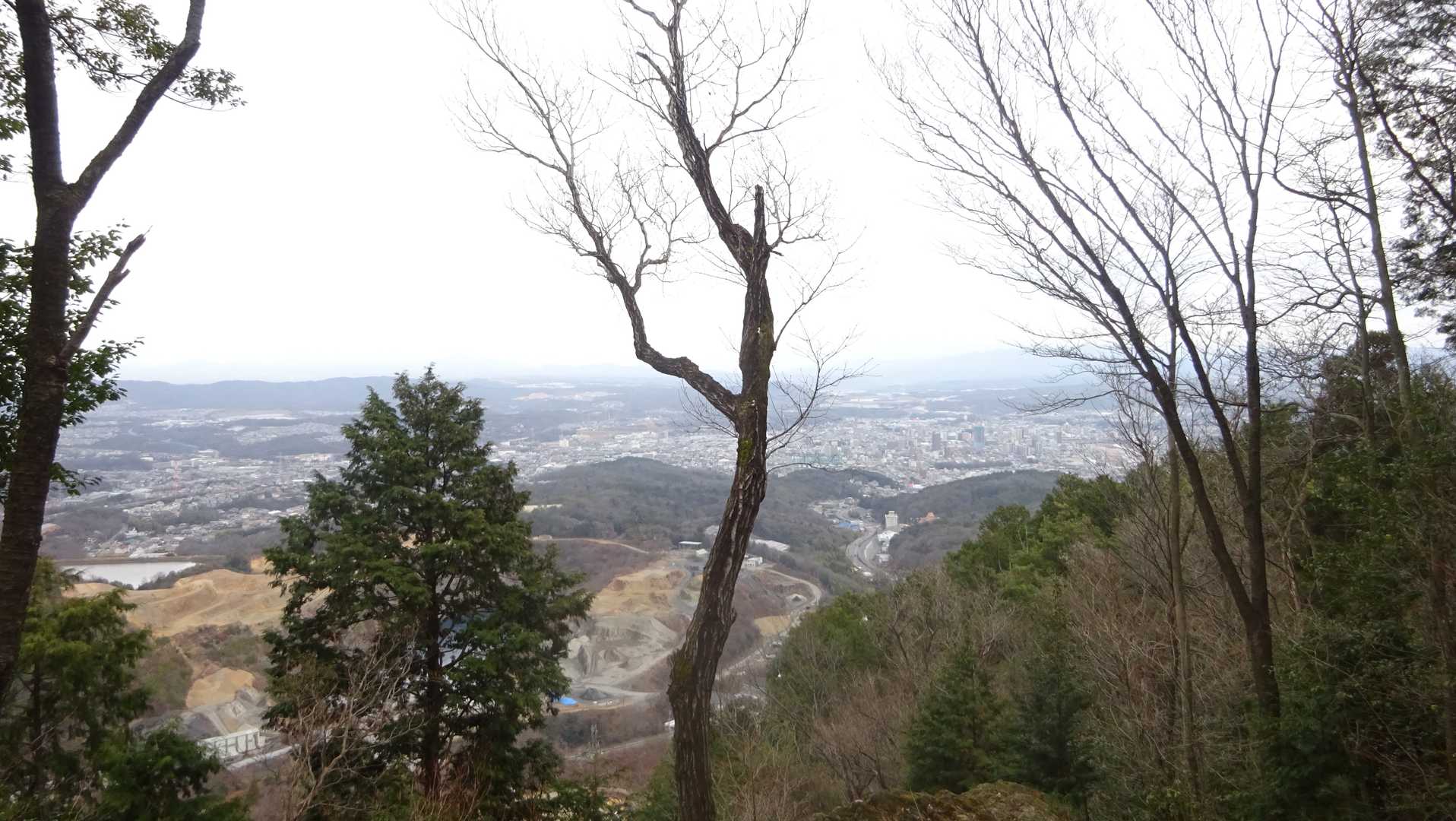 写真では伝わらないけど恵那山が見えてます