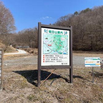 西入口にある🅿️、砂利が引いてあるところだけでも10台ぐらいは停められそう。