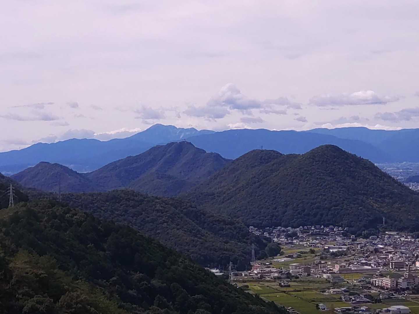 権現山に向かう途中、手前に金華山、その奥が伊吹山が見えました😀