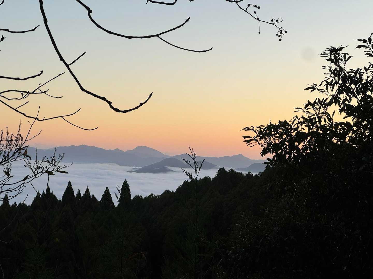 北西方向はまだ朝に染まっていたが、どこから太陽の光が射す雰囲気も感じられないから、御来光はもしかすると拝めなかったのかもしれない。