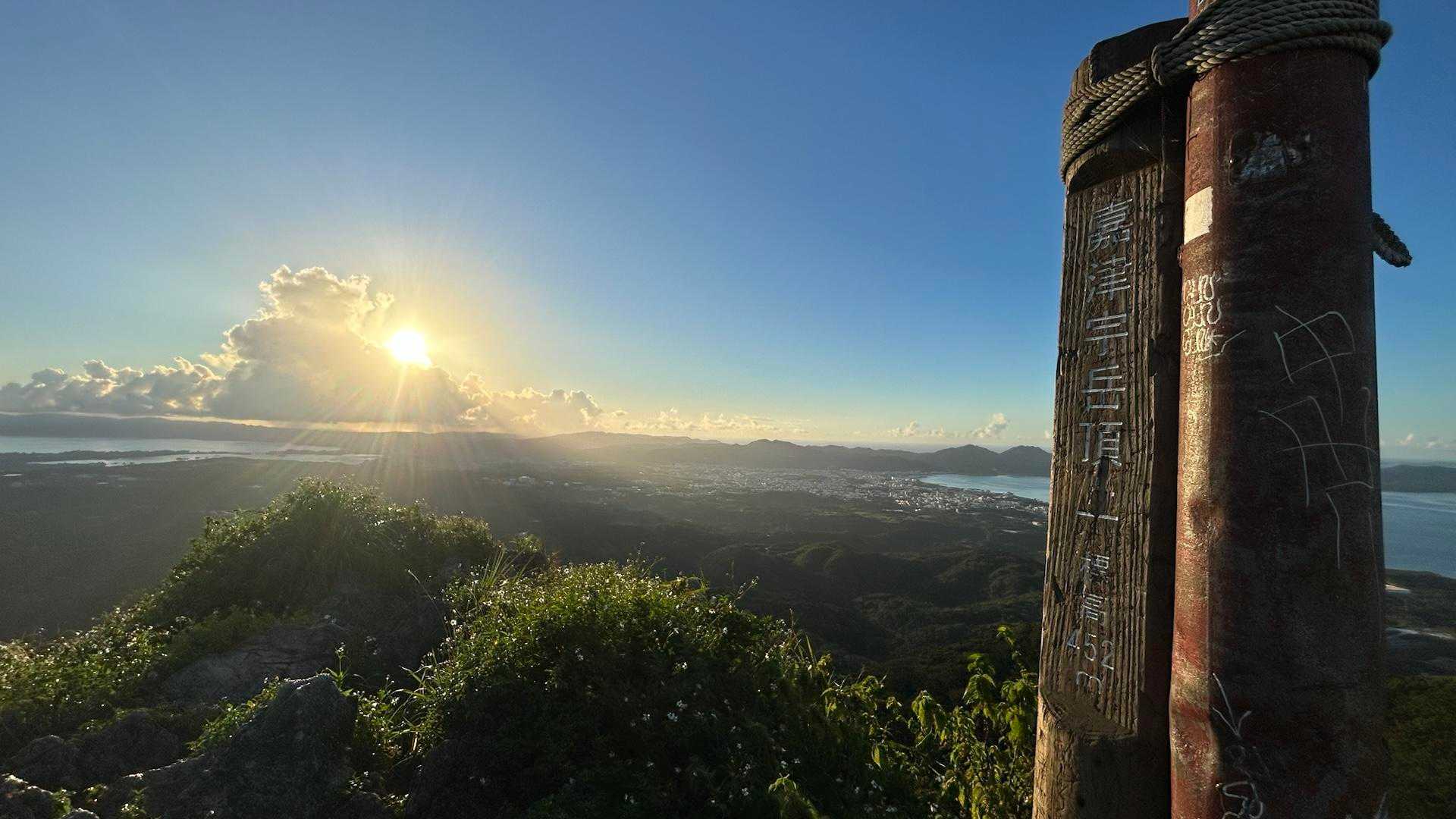 山頂は岩の楽園と絶景！嘉津宇岳の写真