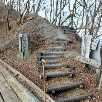 滑りやすい道を下ってきて
ここが信州と遠州を結ぶ有名な青崩峠。