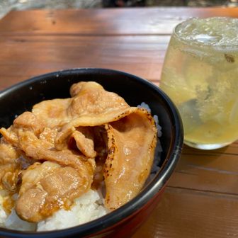 槍沢ヒュッテで生姜焼き丼とおつかレモネード
