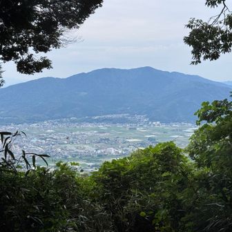 山頂は木に覆われているけど、隙間から油山方面