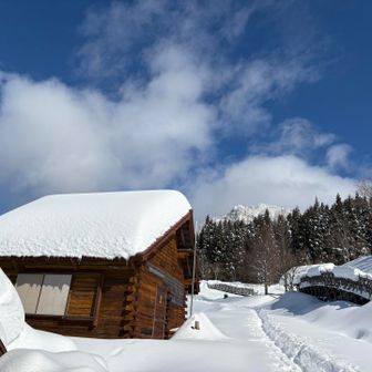 コテージがお菓子の家🏠みたい
アイゼンは着けずにスノーポン(ワカンみたいなの)を付けてスタートしました