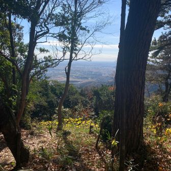 山頂に数台のテーブルとイス