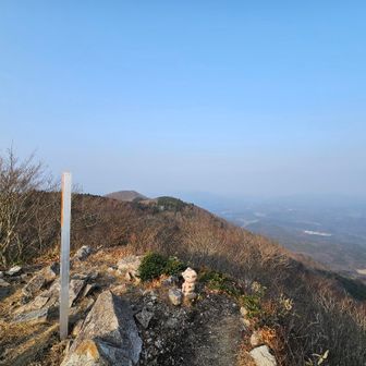 スカッとした青空が見たいものだ。