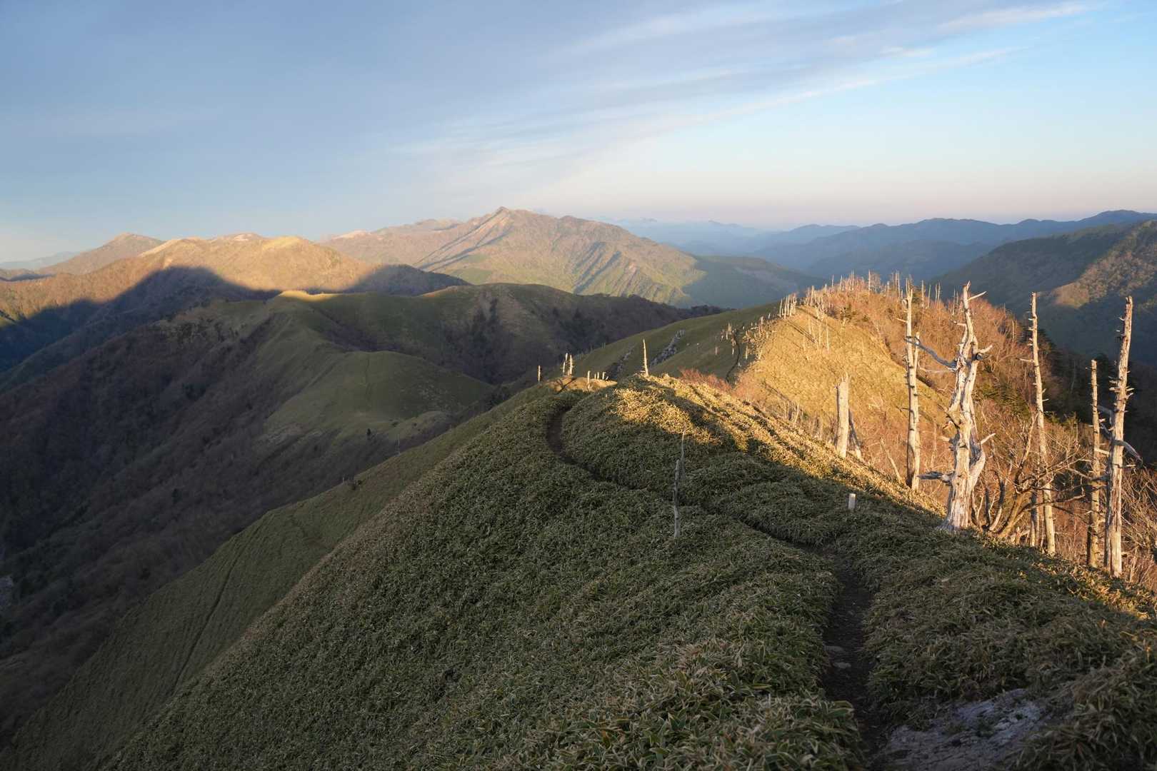 進む方向にも朝陽が
こちらも絶景すぎる
真ん中の高い山が三嶺かな