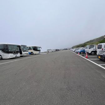 下山したら大型バスが駐車場に。

麓から駐車場までの狭い山道には多くのすれ違い用の待避場がありますが、葛折りの道路でのすれ違いは大変だ。
麓へ降りる時の時間帯を考慮することも重要だと感じた。